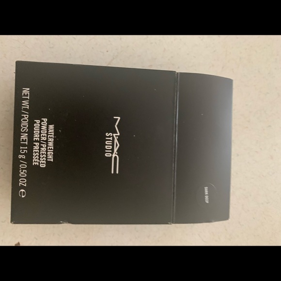 Mac Waterweight Powder in Dark Deep - Picture 4 of 5